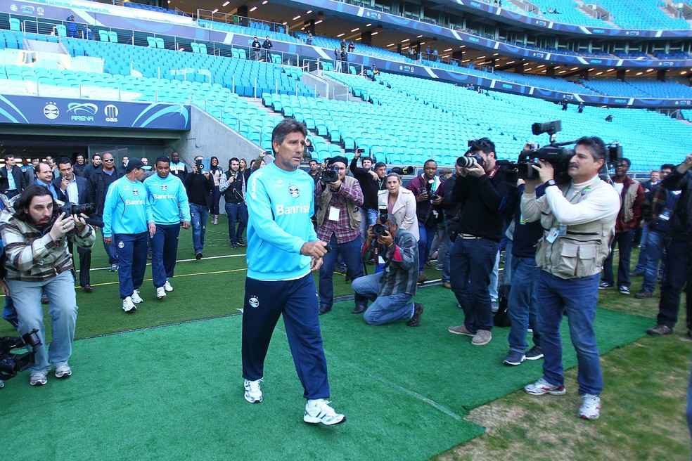 Renato Portaluppi com Roger Machado (no fundo) como auxiliar — Foto: LUCAS UEBEL/GREMIO FBPA