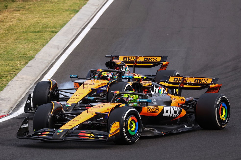 Norris e Piastri disputam posição no GP da Hungria — Foto: Joe Portlock/Getty Images