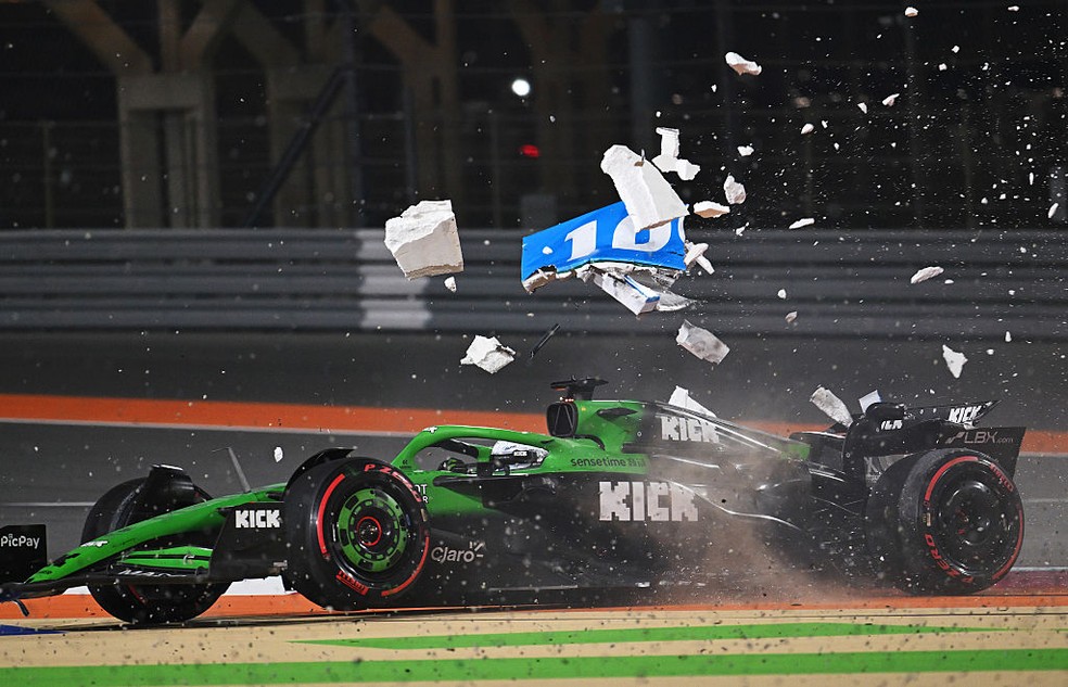 Nico Hulkenberg bate com Pierre Gasly e abandona GP do Catar da F1 2025 — Foto: Sam Bagnall/Sutton Images