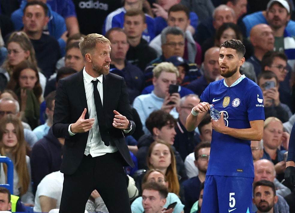 Graham Potter conversa com Jorginho durante Chelsea x RB Salzburgo — Foto: REUTERS
