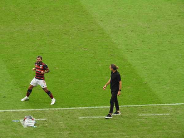Filipe Luís elogia Gabigol, que marca gol e abraça treinador no Flamengo.