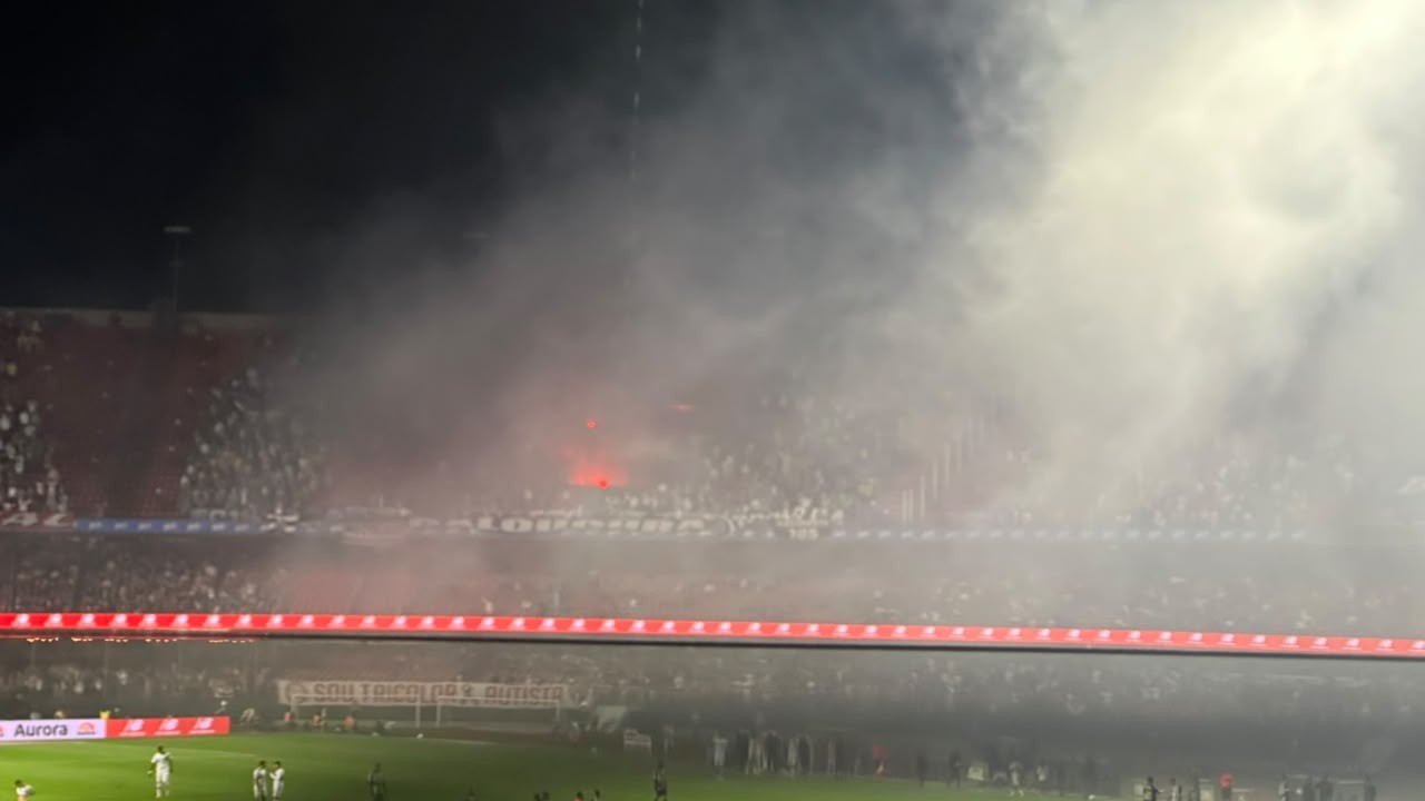 São Paulo x Atlético-MG é paralisado por nuvem de fumaça causada por sinalizadores; veja