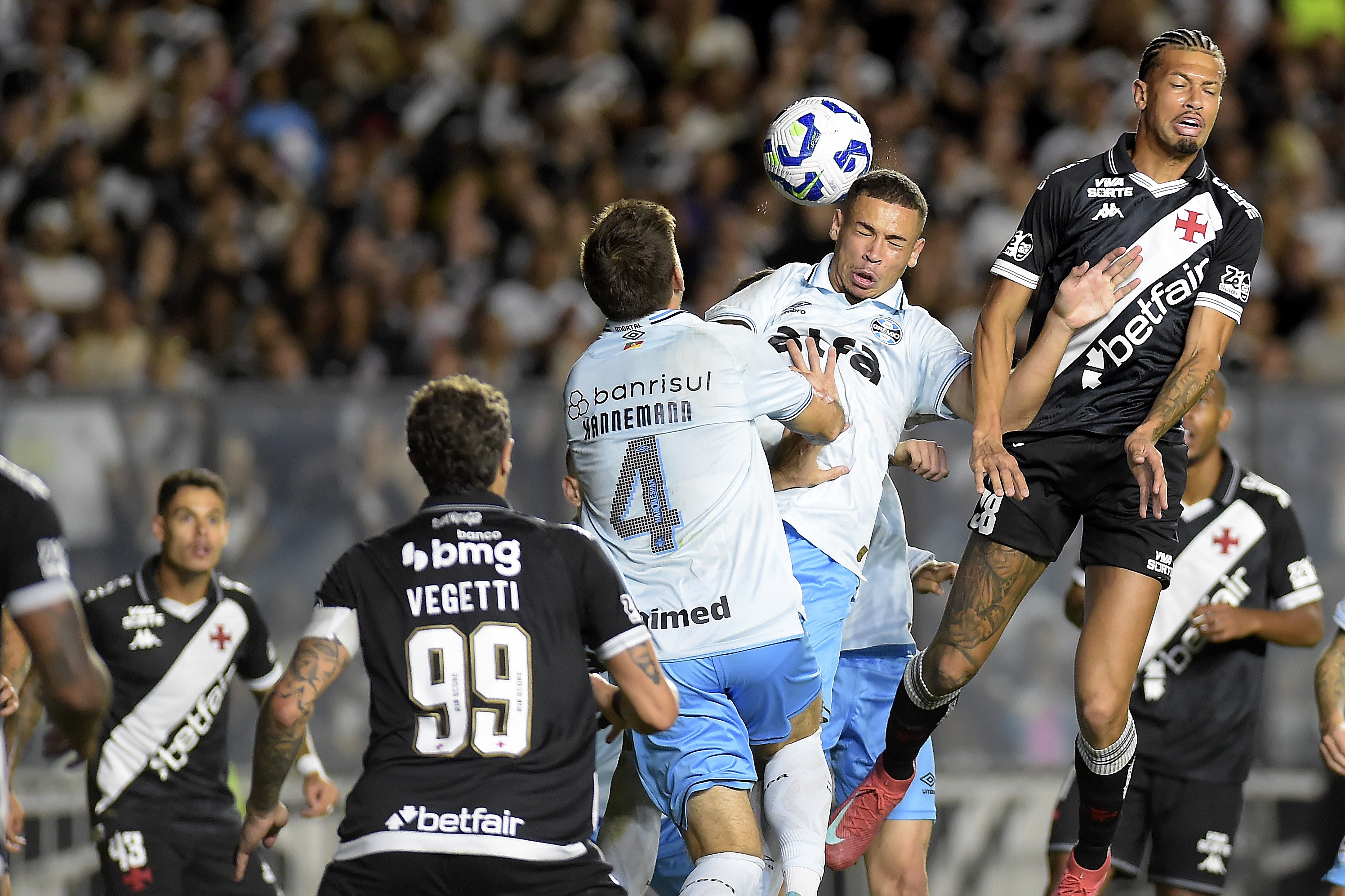 Pesadelo aéreo: Vasco é o time da Série A com maior média de gols sofridos pelo alto