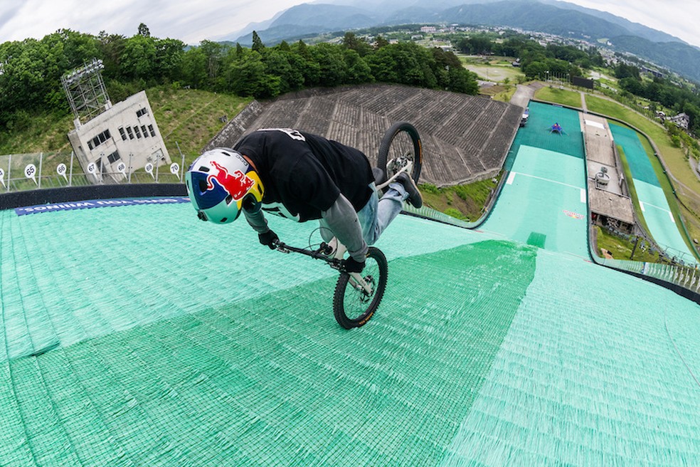 Japonês bate recorde ao descer rampa de costas — Foto: Jason Halayko / Red Bull Content Pool