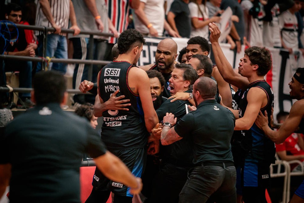 Vídeo: Franca é campeão mundial de basquete com cesta no último segundo;  veja lance - Estadão