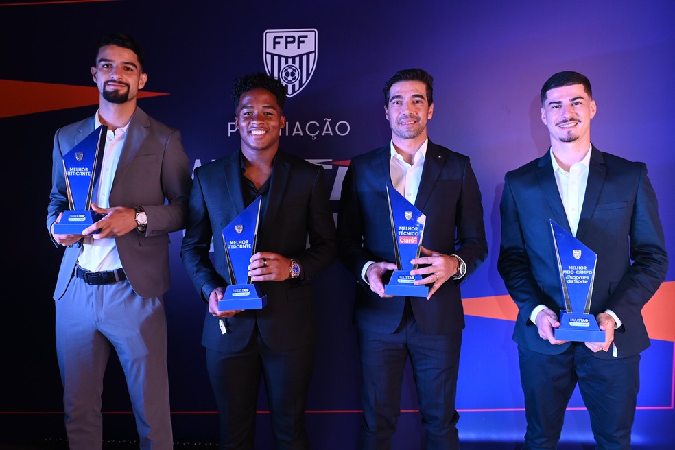 Flaco López, Endrick, Abel Ferreira e Rômulo, do Palmeiras, mostram prêmios do Paulistão — Foto: João Loureiro/Ag. Paulistão