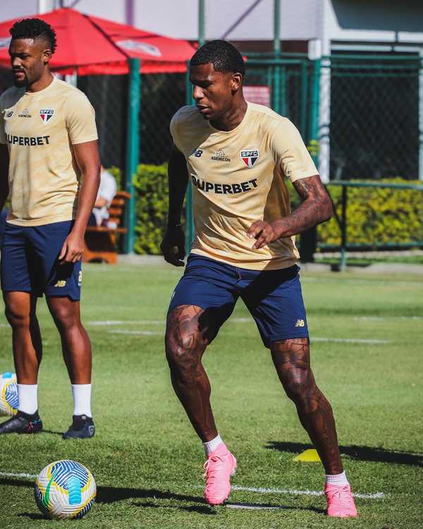 Arboleda treina e deve reforçar São Paulo no clássico contra Corinthians
