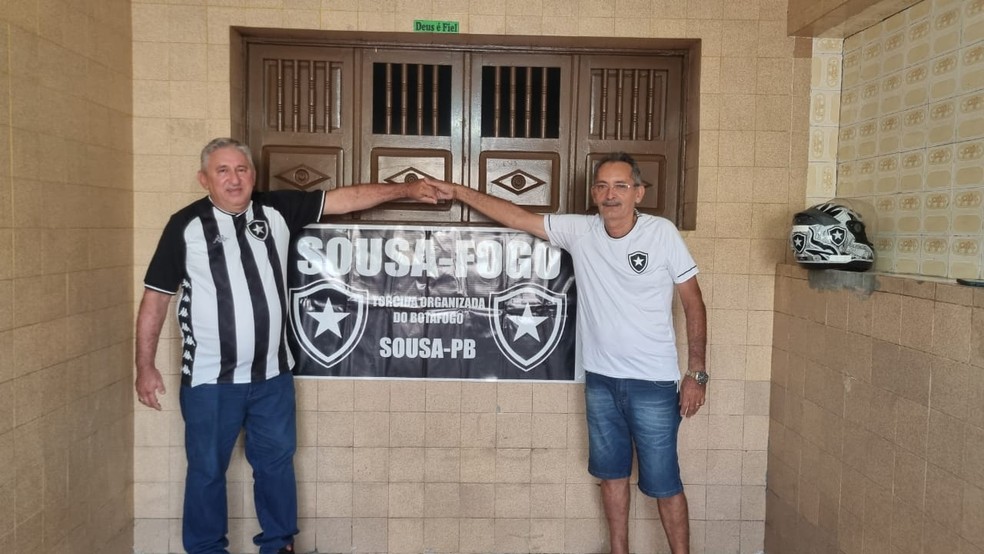 Lela, à direita, ao lado de amigo botafoguense e também integrante da torcida Sousa Fogo — Foto: Camila Sousa/ge
