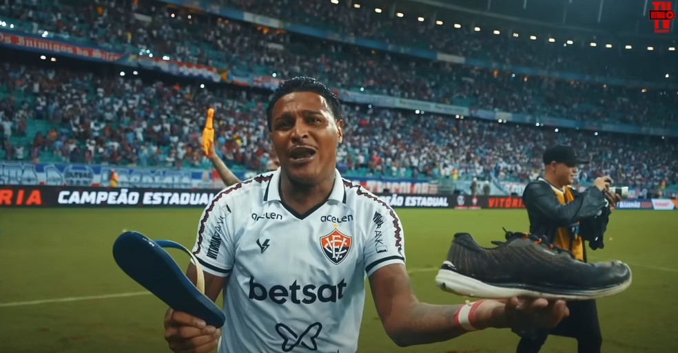 Rodrigo Andrade com sapato jogado por torcedor do Bahia — Foto: Reprodução / TV Vitória