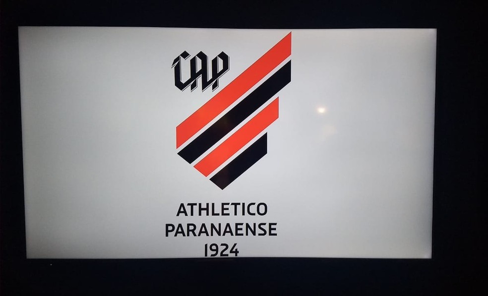 Atlético-PR inclui H no nome, muda escudo e camisa como nova
