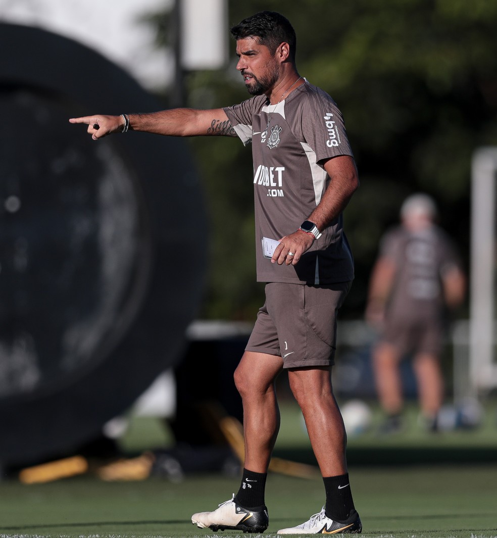 António Oliveira em ação durante treino do Corinthians — Foto: Rodrigo Coca/Agência Corinthians