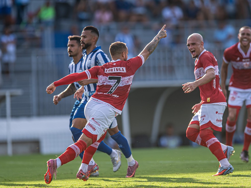 Douglas Baggio comemora gol do CRB contra o CSA — Foto: Francisco Cedrim/ASCOM CRB