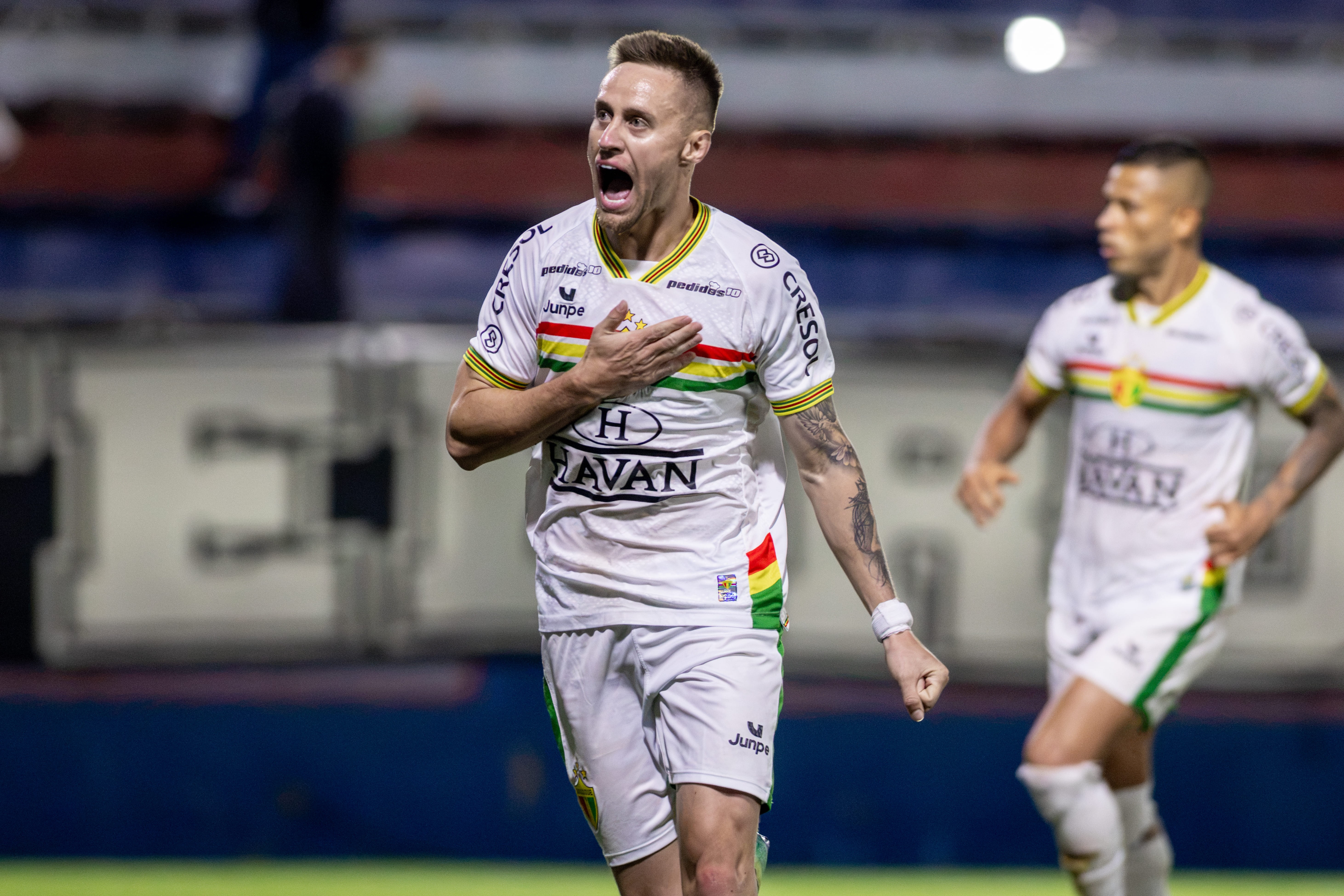 Talismã? Meia participa de quatro gols nos últimos quatro jogos do Brusque