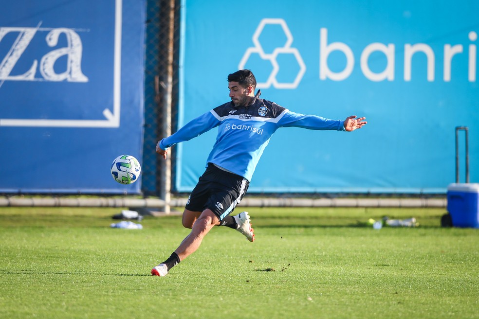Suárez participou de treino do Grêmio nesta sexta-feira — Foto: Lucas Uebel/Grêmio