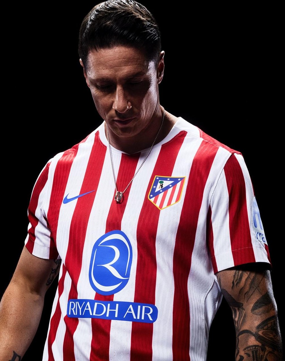 Fernando Torres com a nova camisa principal do Atlético de Madrid — Foto: Divulgação / Nike
