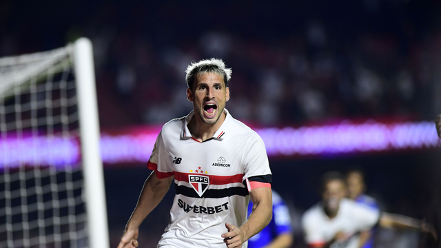 Calleri comemora gol do São Paulo contra o Cruzeiro