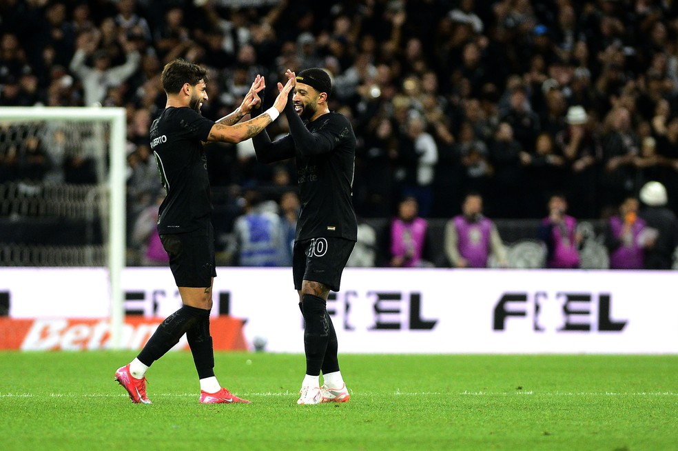 Yuri Alberto e Memphis Depay comemoram o gol do Corinthians — Foto: Marcos Ribolli