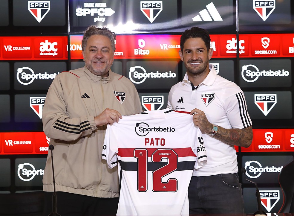 Julio Casares e Alexandre Pato no São Paulo — Foto: Rubens Chiri / saopaulofc.net 