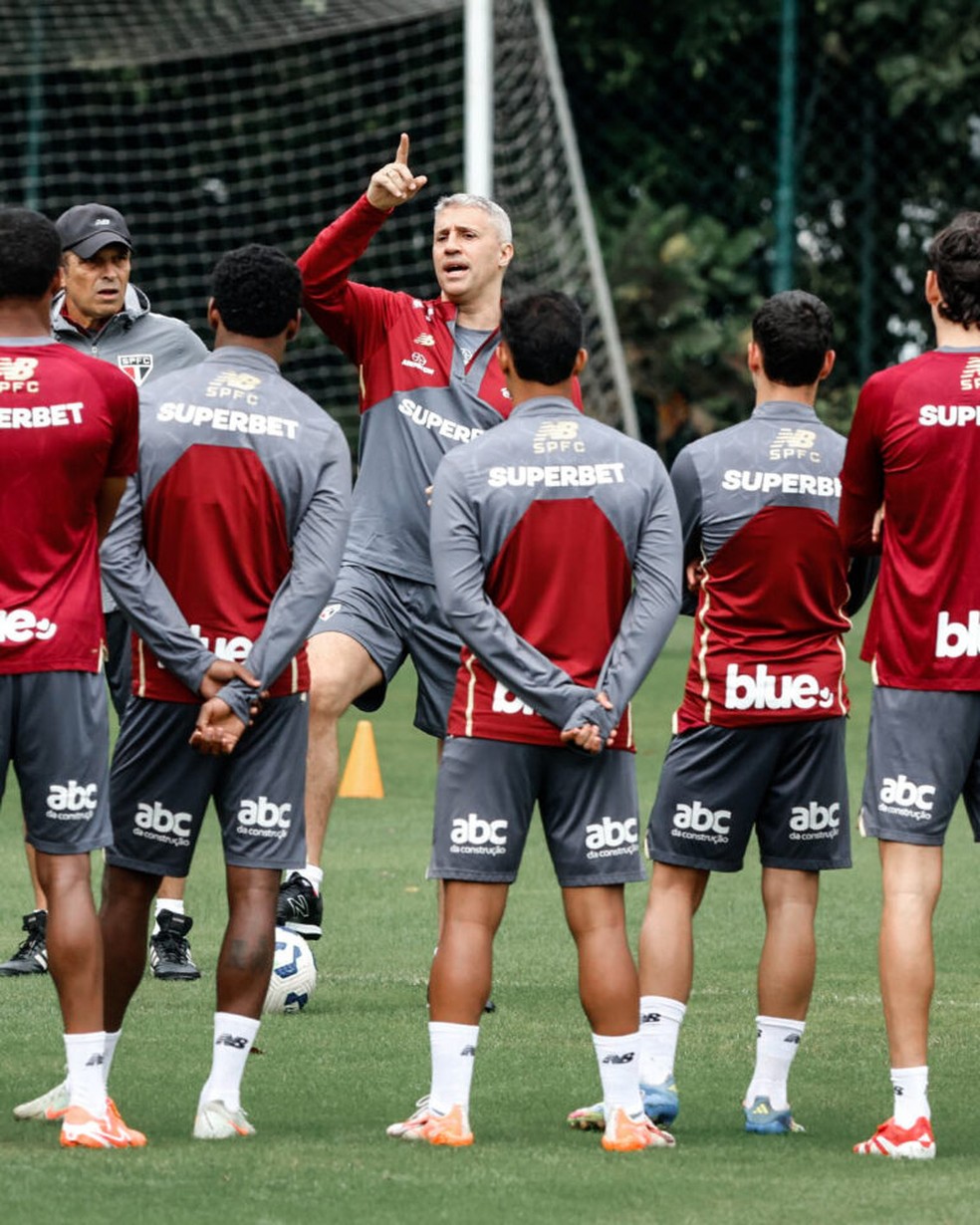 Crespo com o elenco do São Paulo — Foto: Rubens Chiri/saopaulofc.net