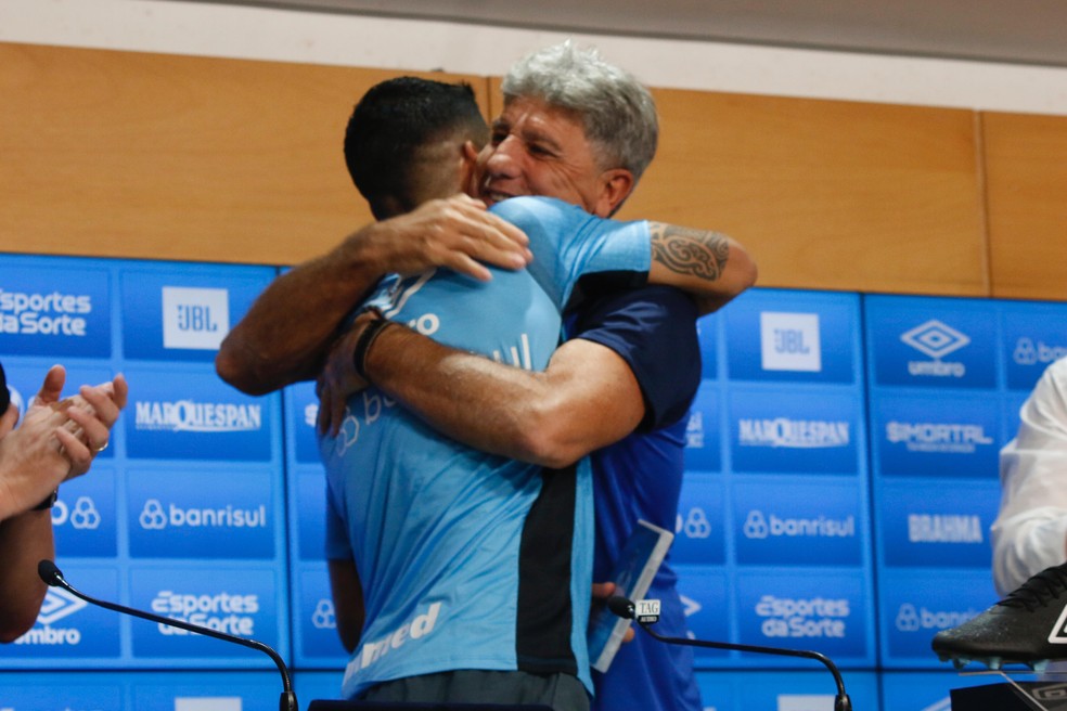 Suárez e Renato se abraçam antes de entrevista — Foto: João Victor Teixeira
