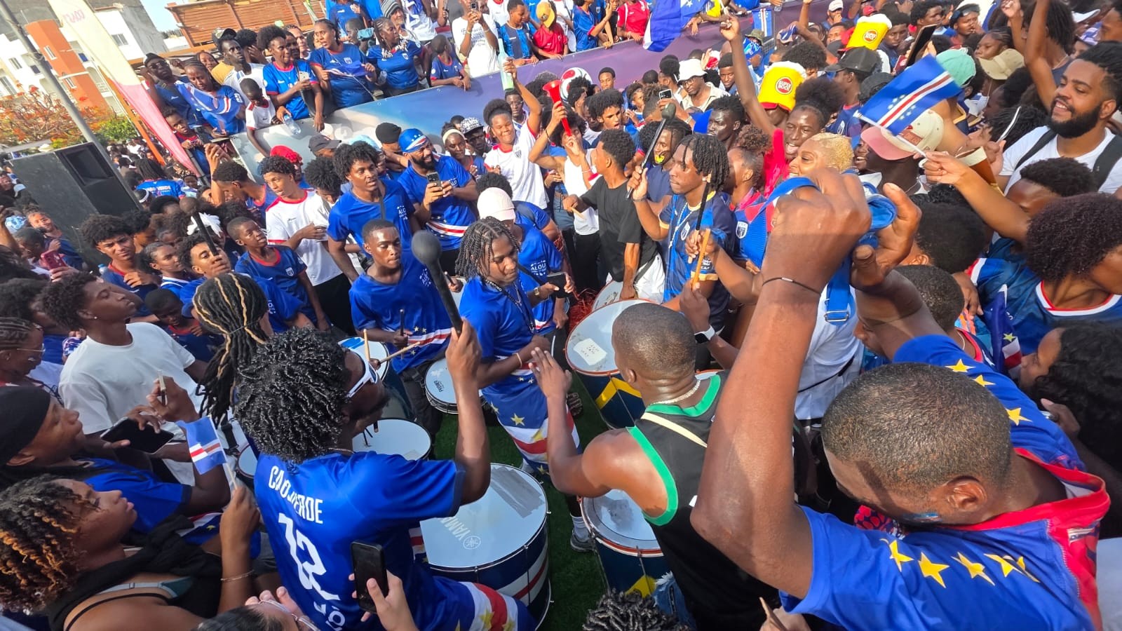 Explosão em Cabo Verde: torcedores fazem a festa e lotam praça do país