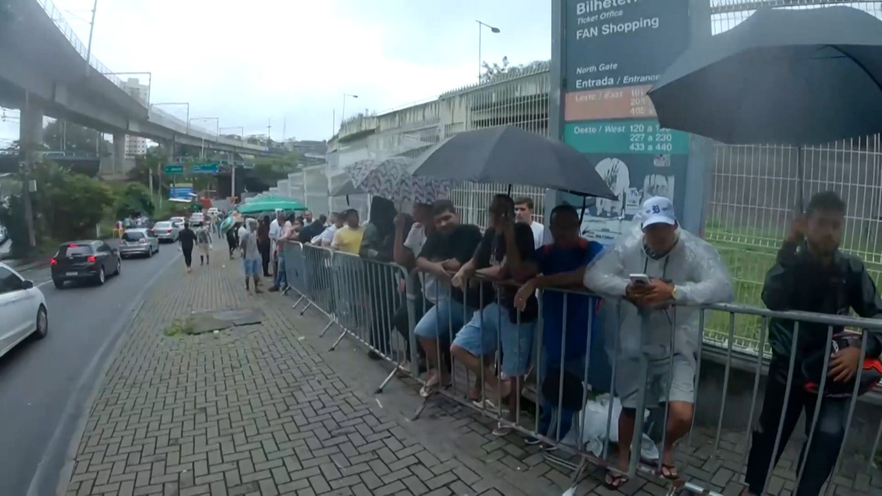 Torcedores passam madrugada na fila por ingressos para Bahia x Flamengo