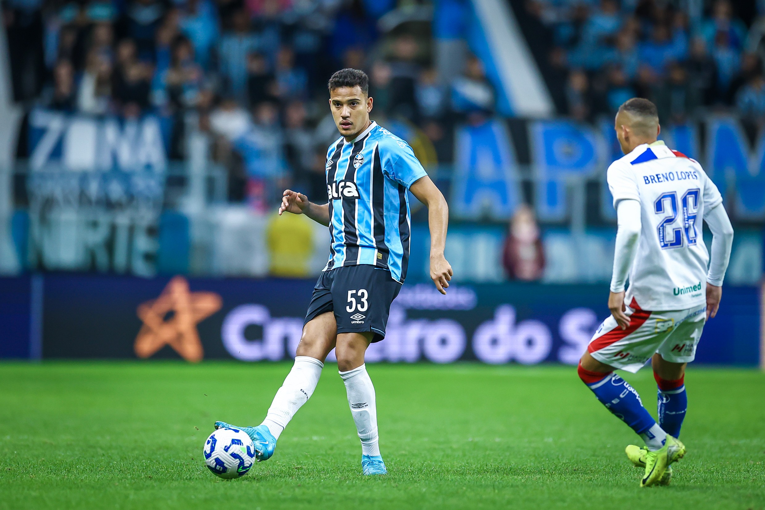 Lesão de Gustavo Martins tira jogador do Grêmio em partida do Brasileirão.