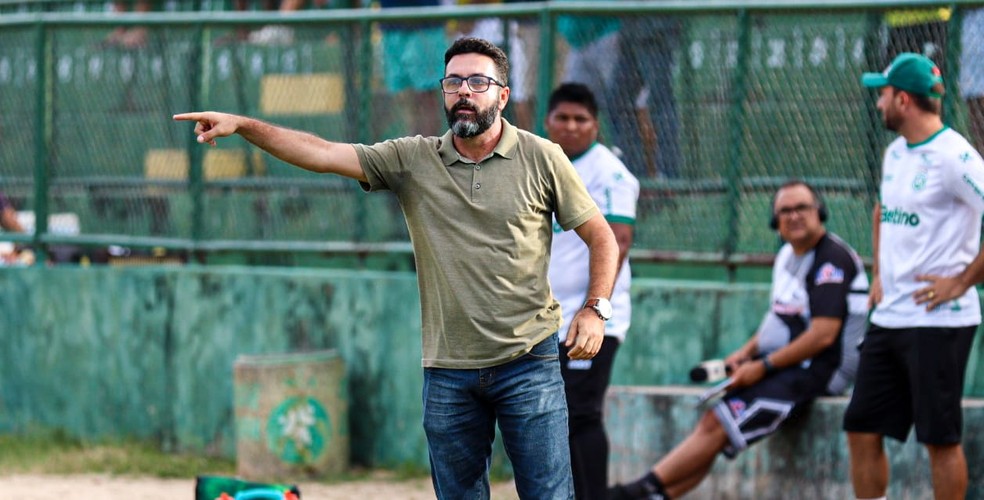 Rodrigo Fonseca comandando o Nacional de Patos contra o Pacajus — Foto: Éder Souza / Nacional de Patos