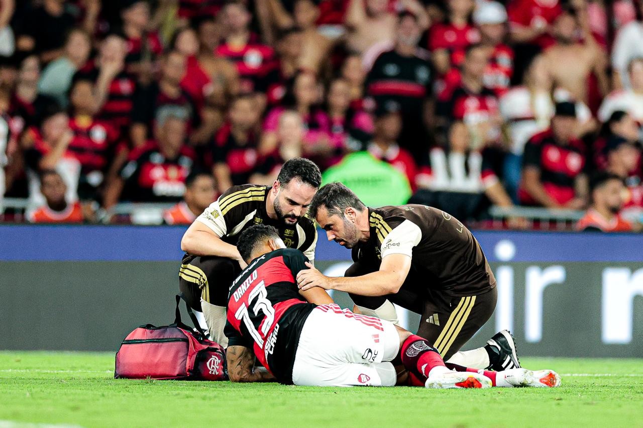 Danilo é encaminhado ao hospital e vai fazer exames após choque em Flamengo x Fluminense