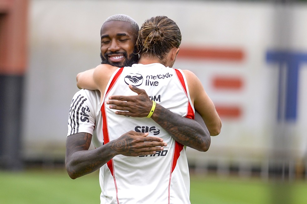 Gerson e Filipe Lu&iacute;s, grandes amigos, se abra&ccedil;am em treino do Flamengo &mdash; Foto: Marcelo Cortes/Flamengo