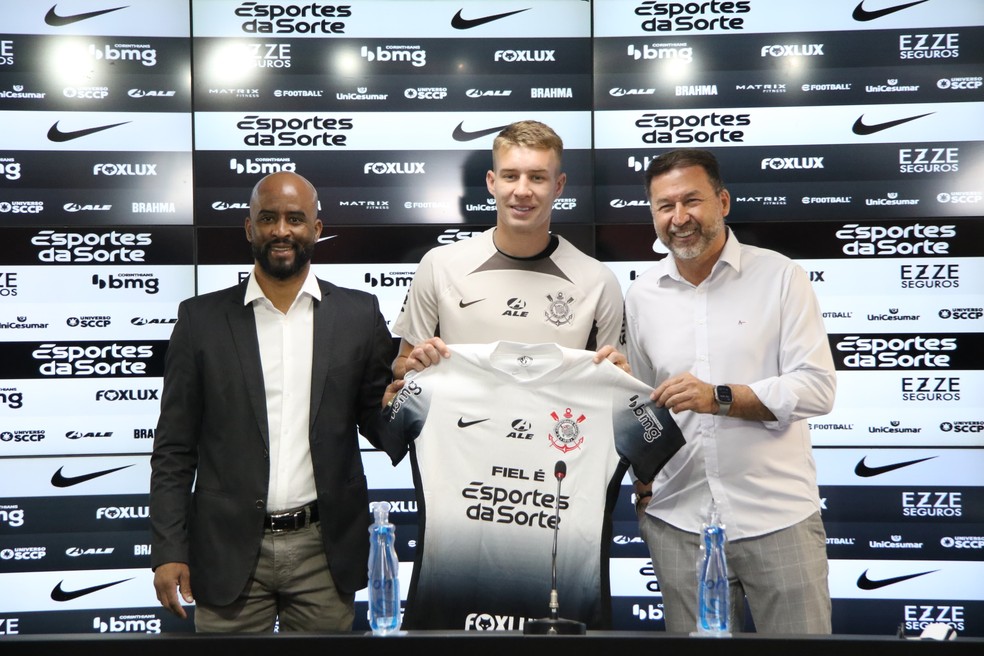 Fabinho Soldado e Augusto Melo apresentam o volante Charles no Corinthians  Foto: Jos Manoel Idalgo/Agncia Corinthians