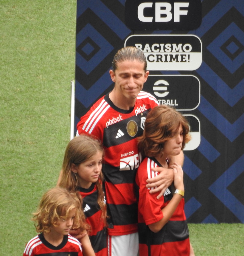 Filipe Luís muito emocionado ao lado dos filhos Tiago, Sara e Lucas. — Foto: Fred Gomes