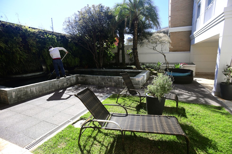 Piscina na mansão de Lucas Moura avaliada em R$ 15 milhões — Foto: Marcos Ribolli