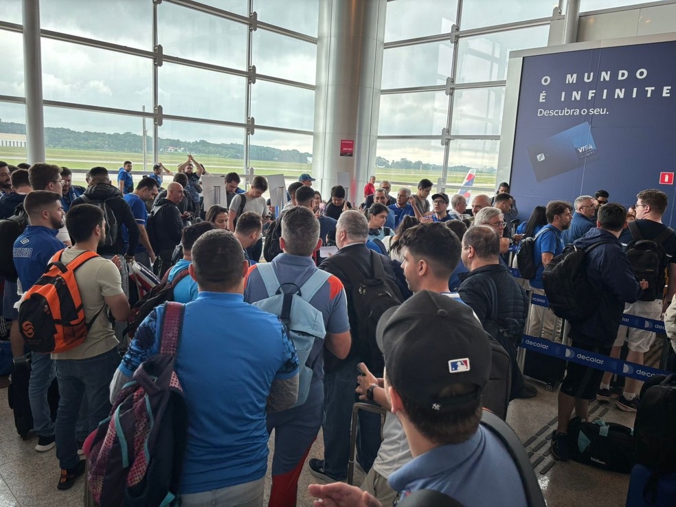 Torcedores do Cruzeiro no aeroporto rumo a Assunção — Foto: Guilherme Macedo