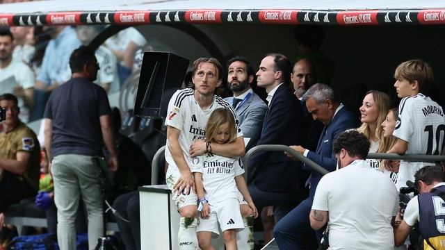 Modric com os filhos ao ser substituído na despedida do Real Madrid