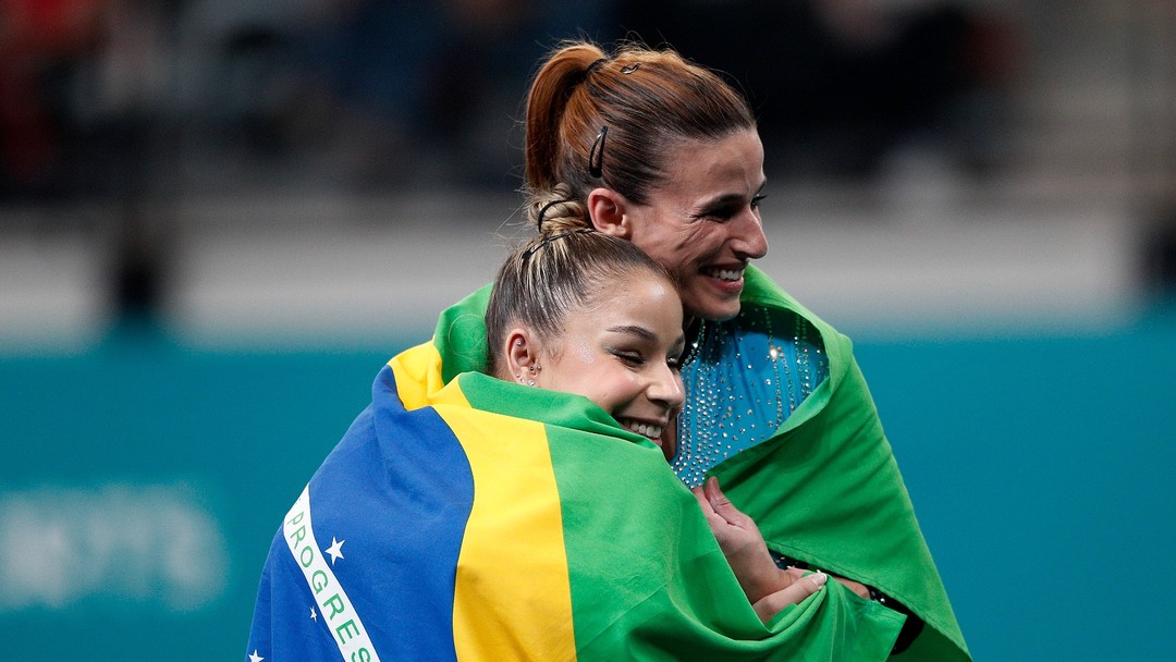 Rebeca Andrade e Simone Biles dançam juntas na festa do Mundial de