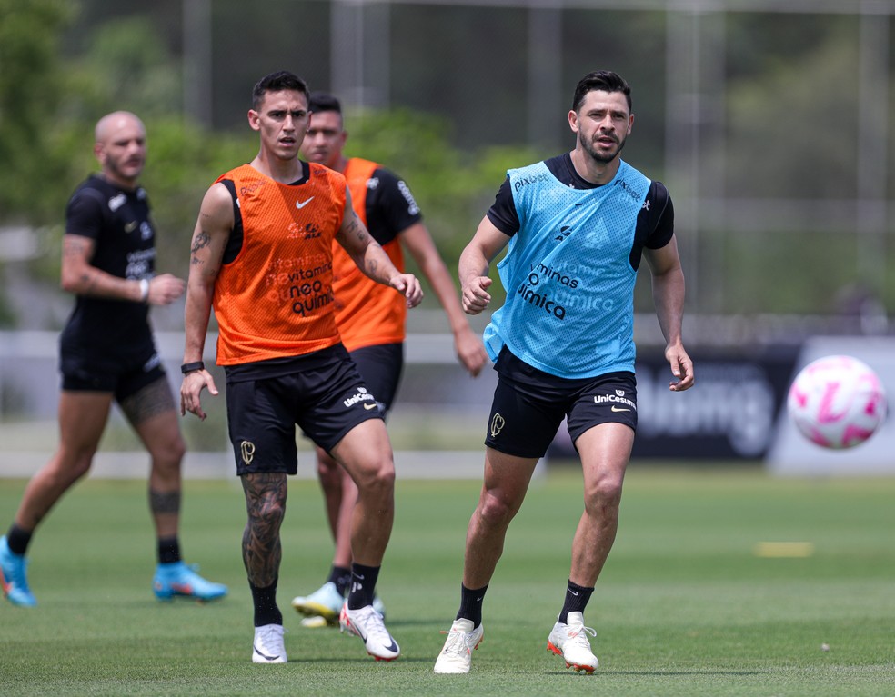 Giuliano e Rojas em treinamento do Corinthians — Foto: Rodrigo Coca/Ag. Corinthians