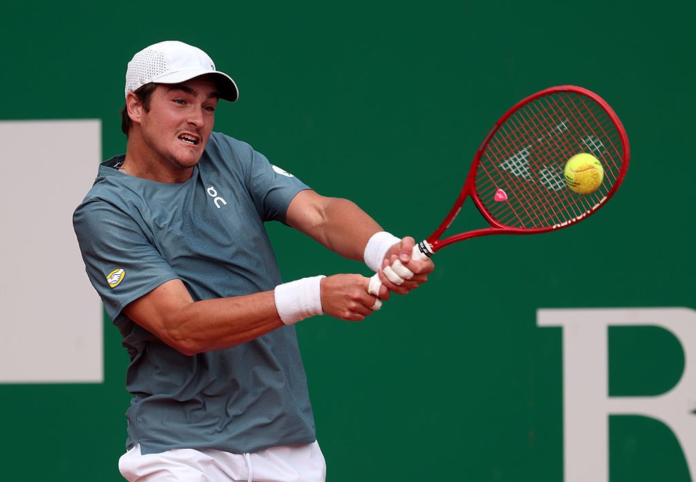 João Fonseca em ação na primeira rodada do Masters 1000 de Monte Carlo — Foto: Julian Finney/Getty Images