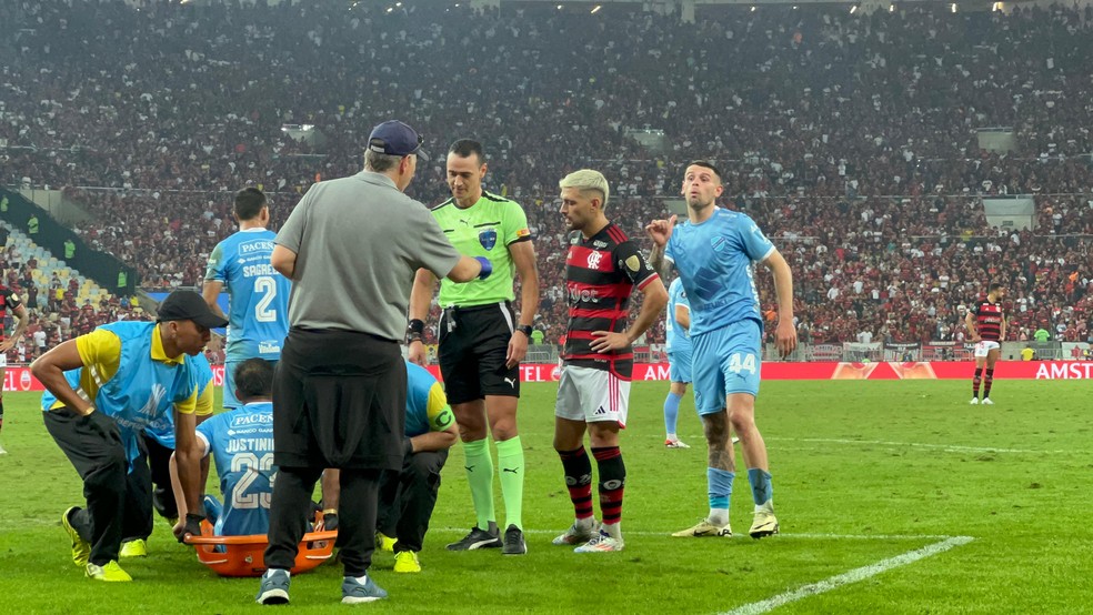 Arrascaeta reclama com Wilmar Roldán das ceras em Flamengo x Bolívar — Foto: Letícia Marques / ge