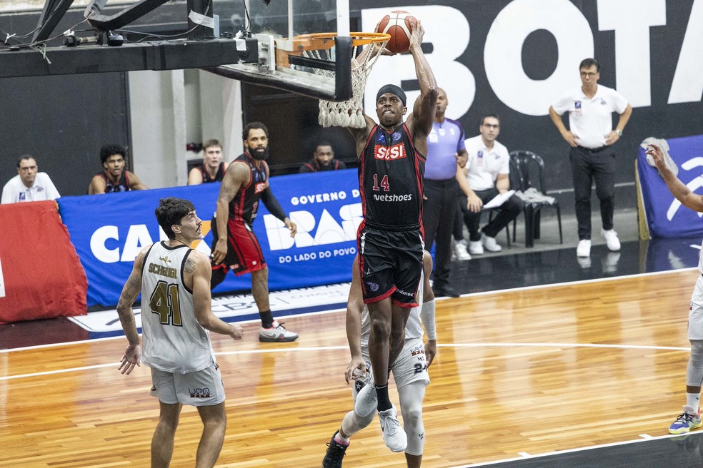Georginho enterra para Franca em vitória contra o Botafogo no jogo 2 das oitavas de final do NBB 2025/2026 — Foto: Marcos Limonti RELANCE / SFB