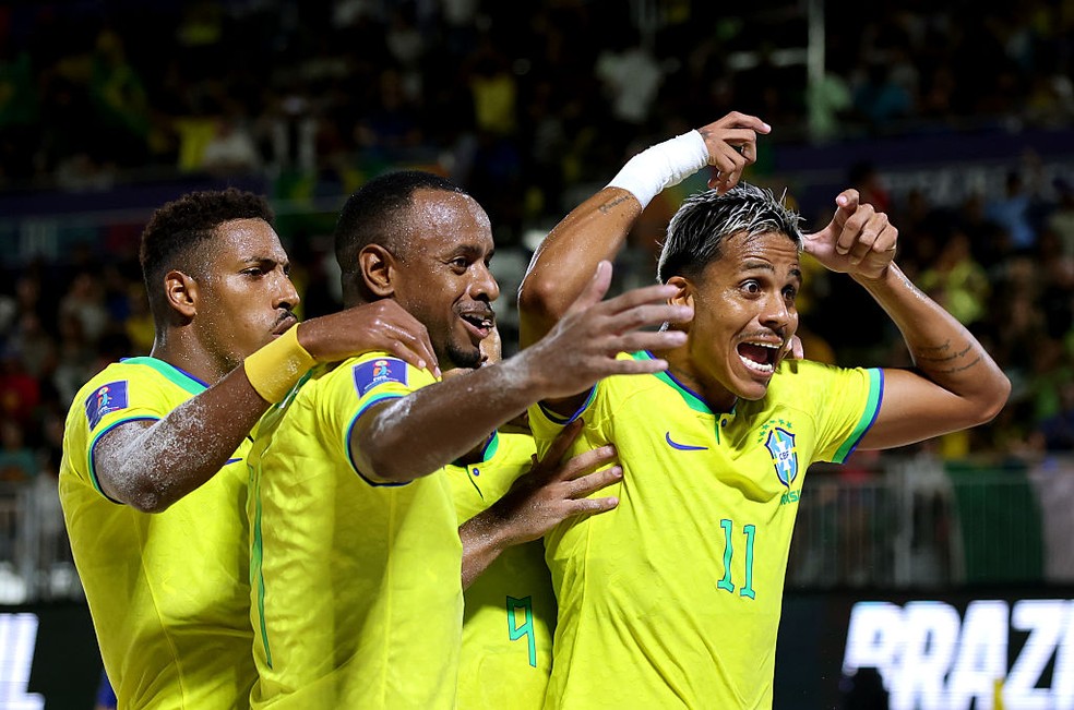 Comemora&ccedil;&atilde;o de Mauricinho e da sele&ccedil;&atilde;o brasileira na Copa do Mundo de futebol de areia &mdash; Foto: Alex Grimm - FIFA/FIFA via Getty Images