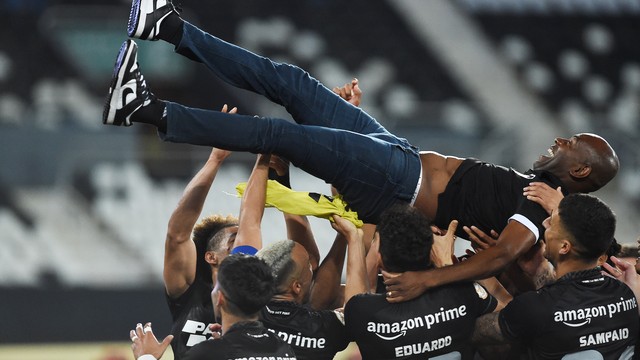 Caçapa jogado para o alto pelos jogadores do Botafogo