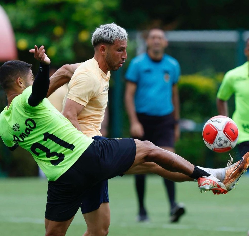 Calleri em jogo-treino do São Paulo contra o São Bernardo — Foto: Rubens Chiri/saopaulofc.net