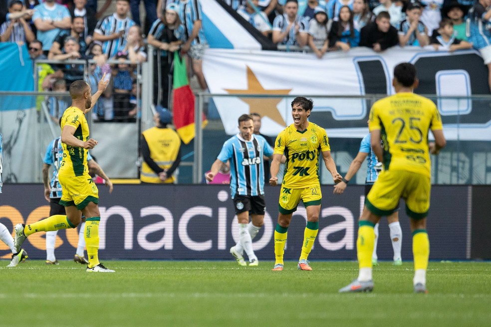 Jogadores do Mirassol comemoram gol sobre o Grêmio Campeonato Brasileiro 2025 — Foto: Liamara Polli/AGIF