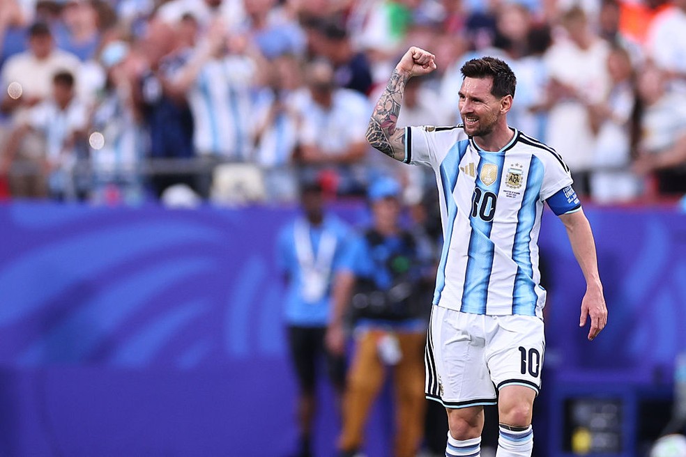 Messi marca três vezes na vitória da Argentina sobre a Argélia na Copa do Mundo — Foto: Getty Images