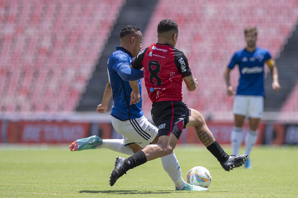 Rafael Elias, do Cruzeiro, disputa a bola com o marcador do Pouso Alegre — Foto: Divulgação/CEC
