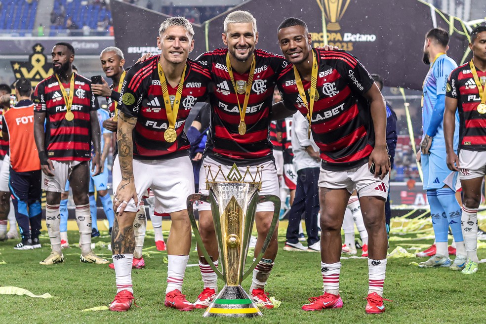 Varela, Arrascaeta e De la Cruz com a taça da Supercopa do Flamengo — Foto: Fernando Torres / AGIF
