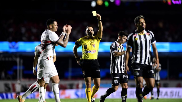 Gabriel Menino recebeu dois cartões amarelos