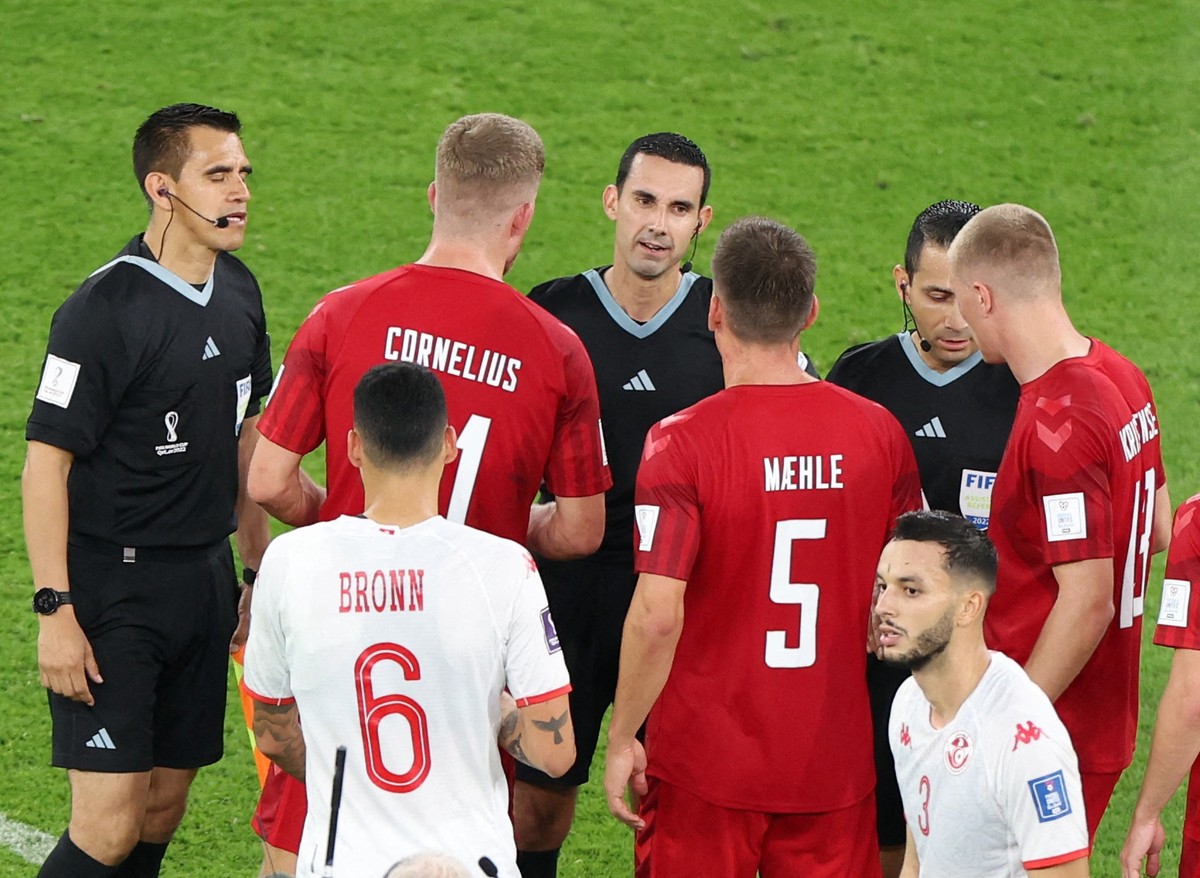 Após rigor na Copa do Mundo, arbitragem faz 'média' na Supercopa