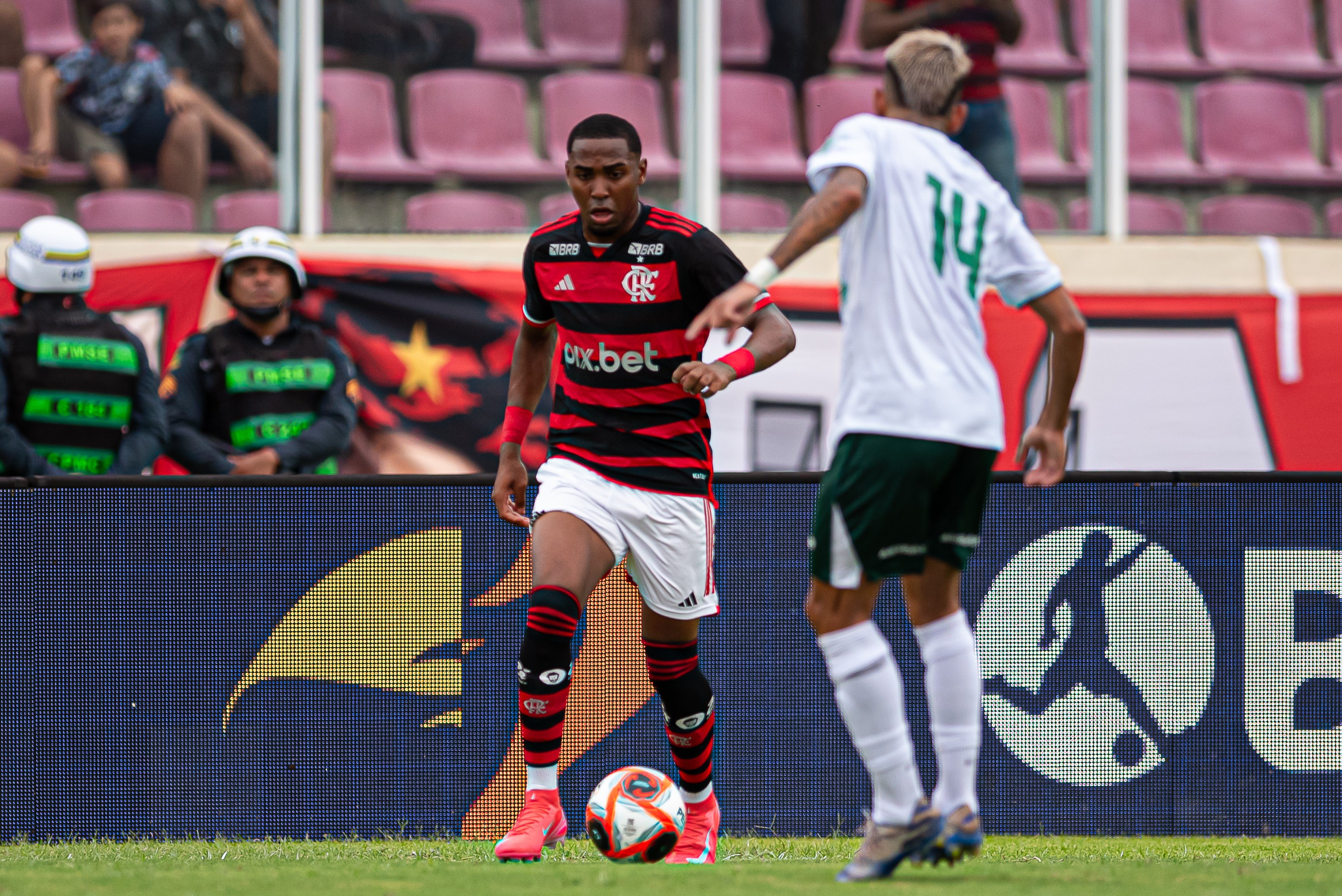 Aberta janela extra: Flamengo busca solução para Lorran e mais três jogadores.